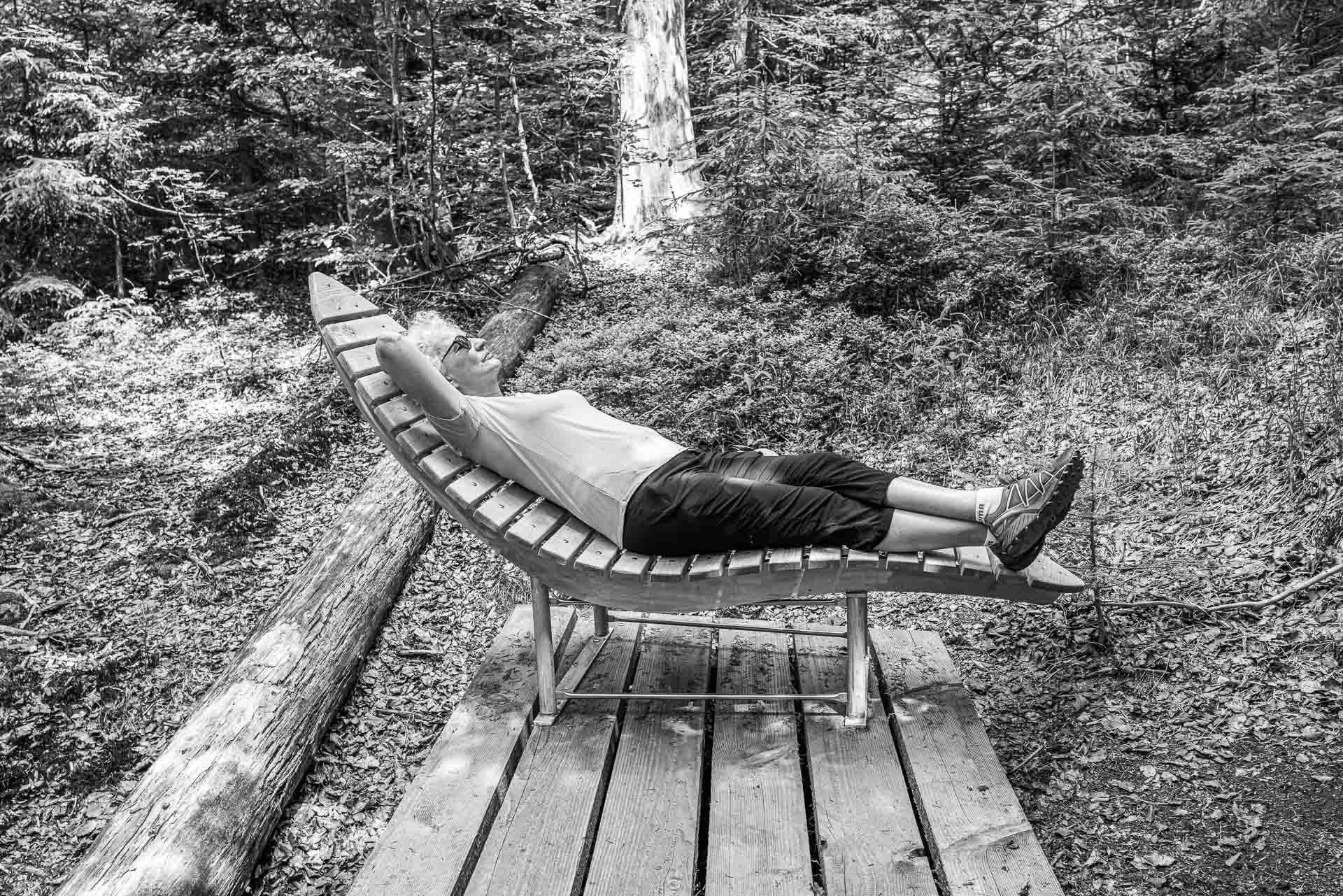 Zeit für eine kleine Auszeit auf einer der Holzliegen.
