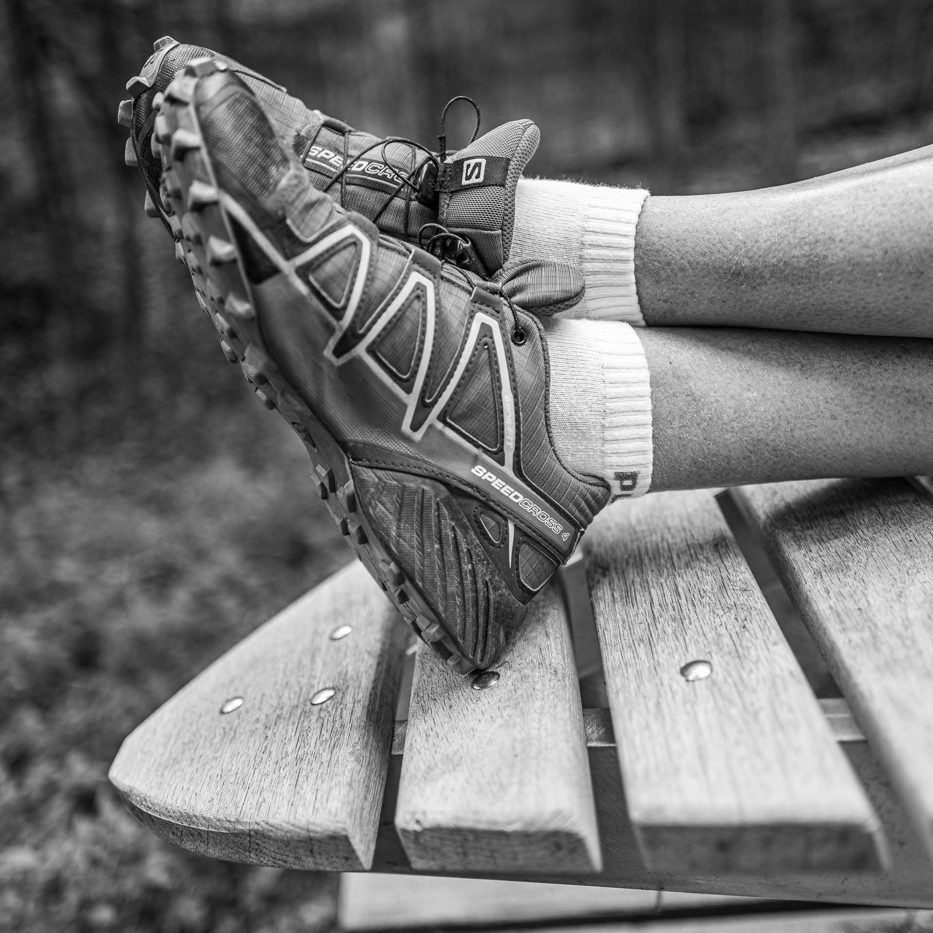 entspannt ruhen diese Beine auf der Bank