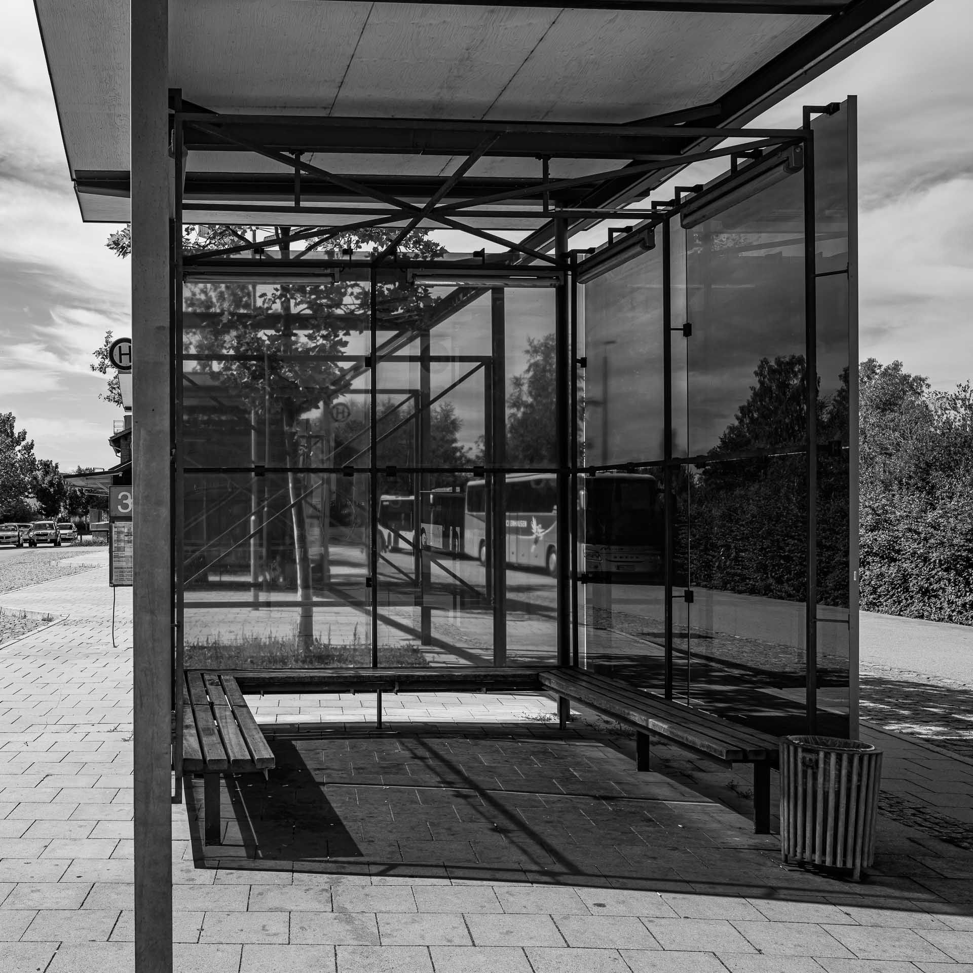 leeres Wartehäuschen am Busbahnhof