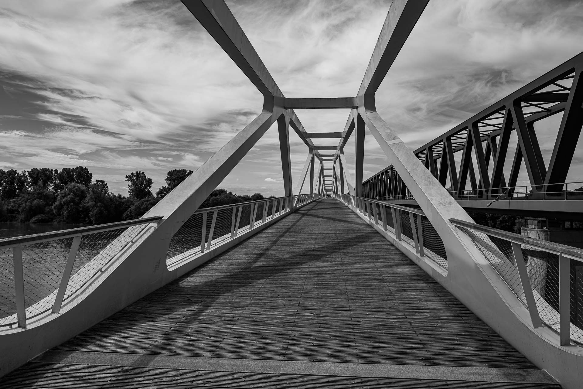 die Fußgänger- und Fahrradbrücke neben der Bahnbrücke über die Donau