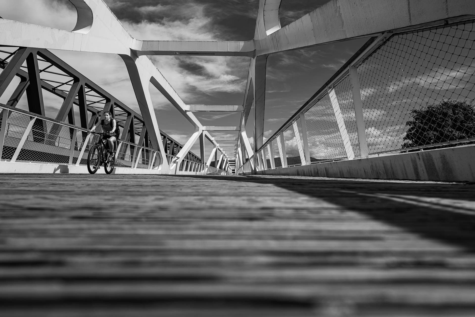 Radfahrerin aus der Bodenperspektive (Kamera war auf dem Holzboden)