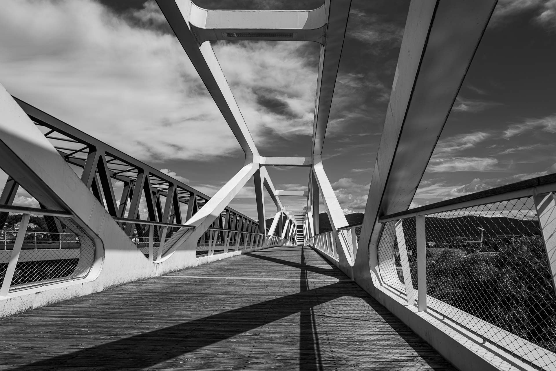 finde den Radfahrer im Wechsel von Licht und Schatten