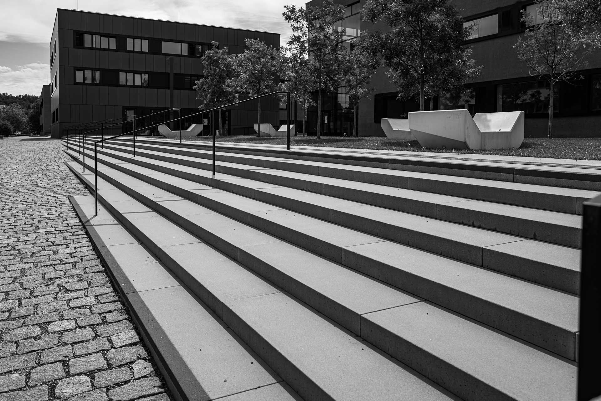 Stufen und Geländer hinauf zum Campus der THD