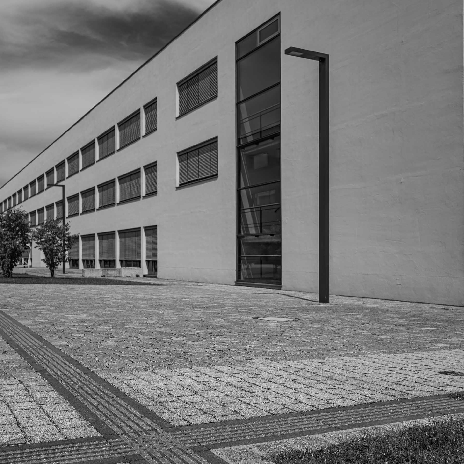 Barrierefreies System für blinde und sehbehinderte Menschen kreuzen sich im Pflaster des Campusgeländes