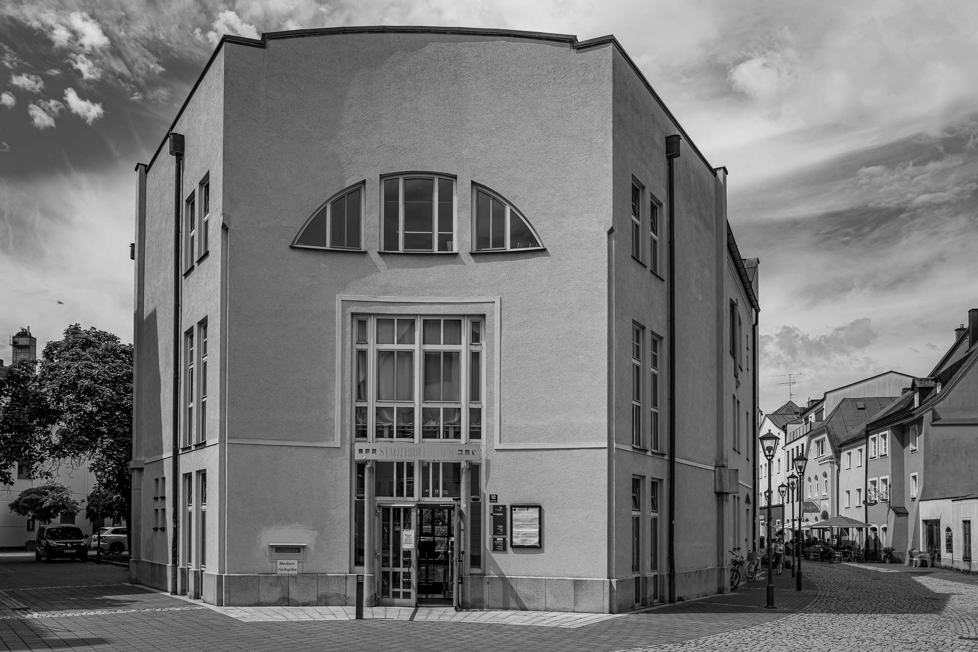 die imposante Fassade der Stadtbücherei