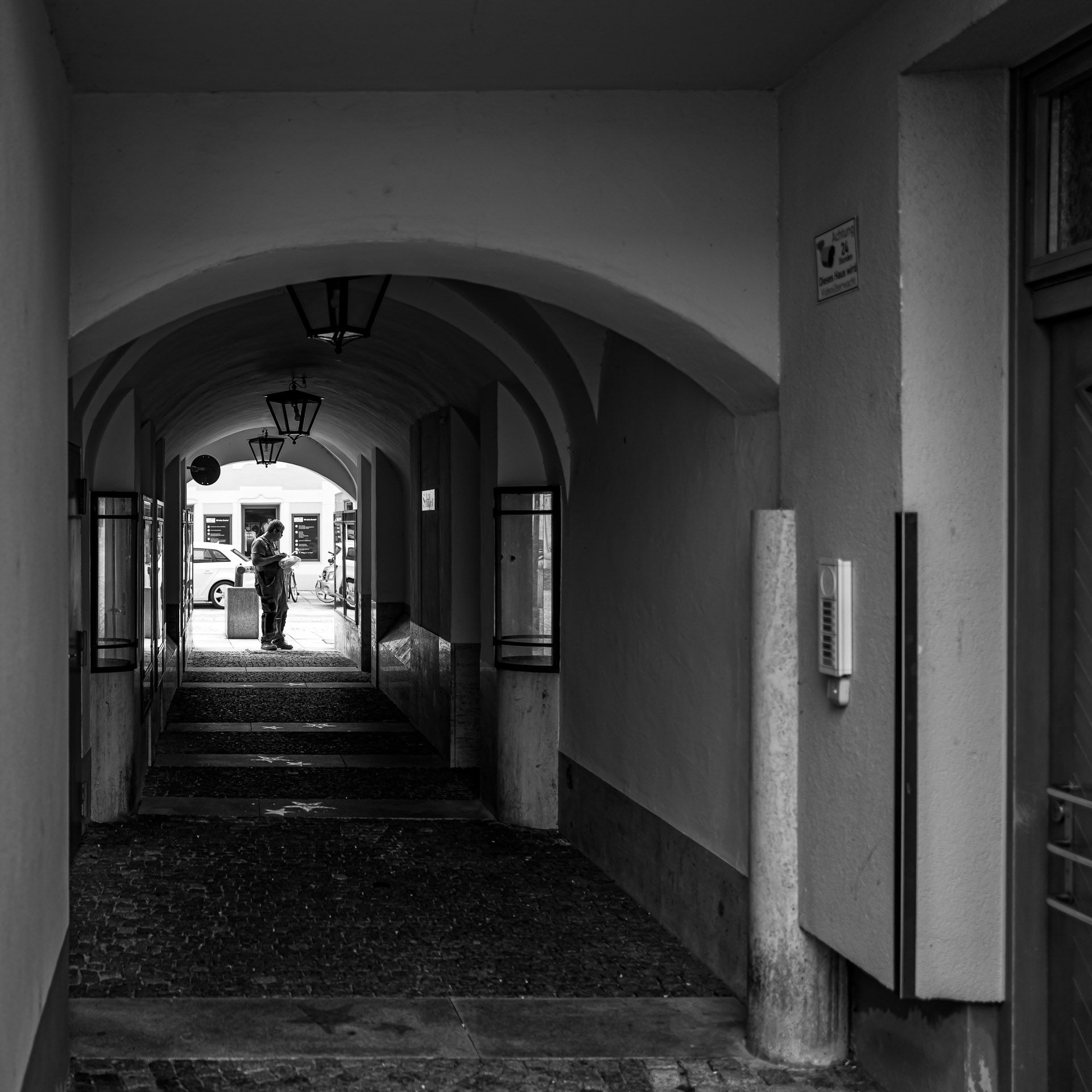 am Ende des Durchgangs liest ein Mann