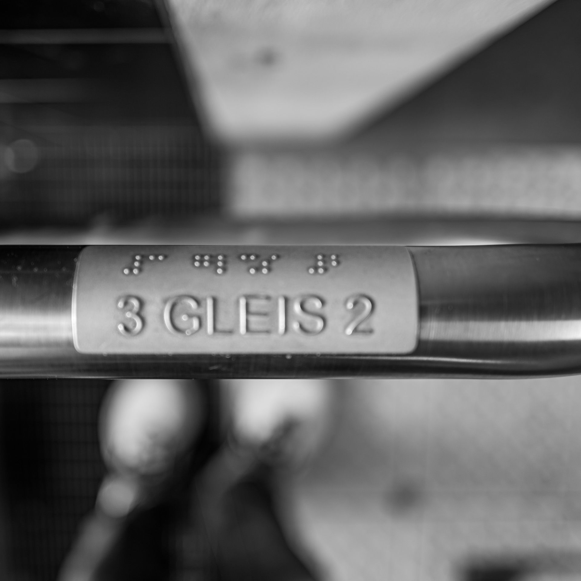 Das Geländer zu Gleis zwei und drei. Auch barrierefrei lesbar dank Braille-Schrift