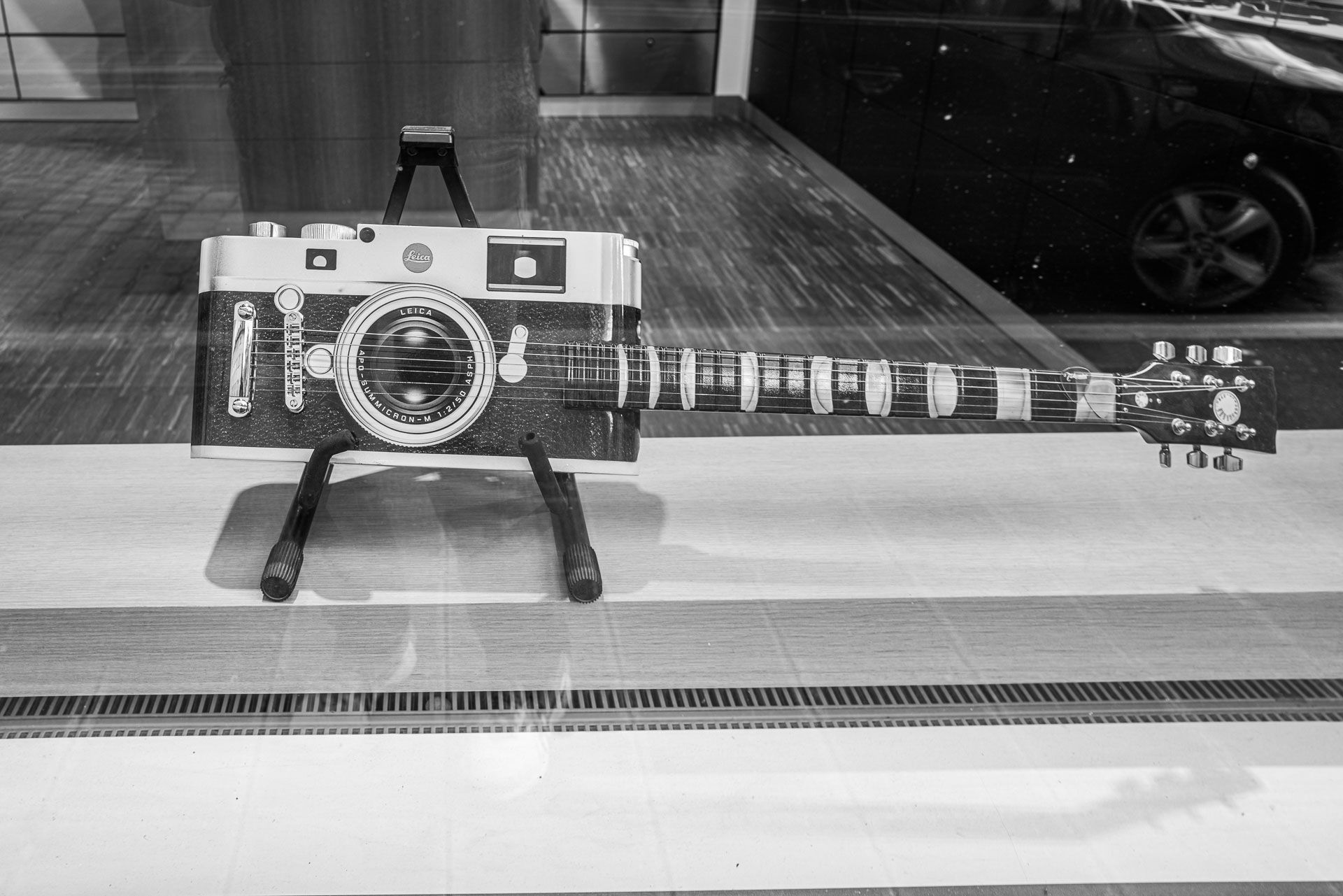 Eine "Leica-Gitarre" im Schaufenster