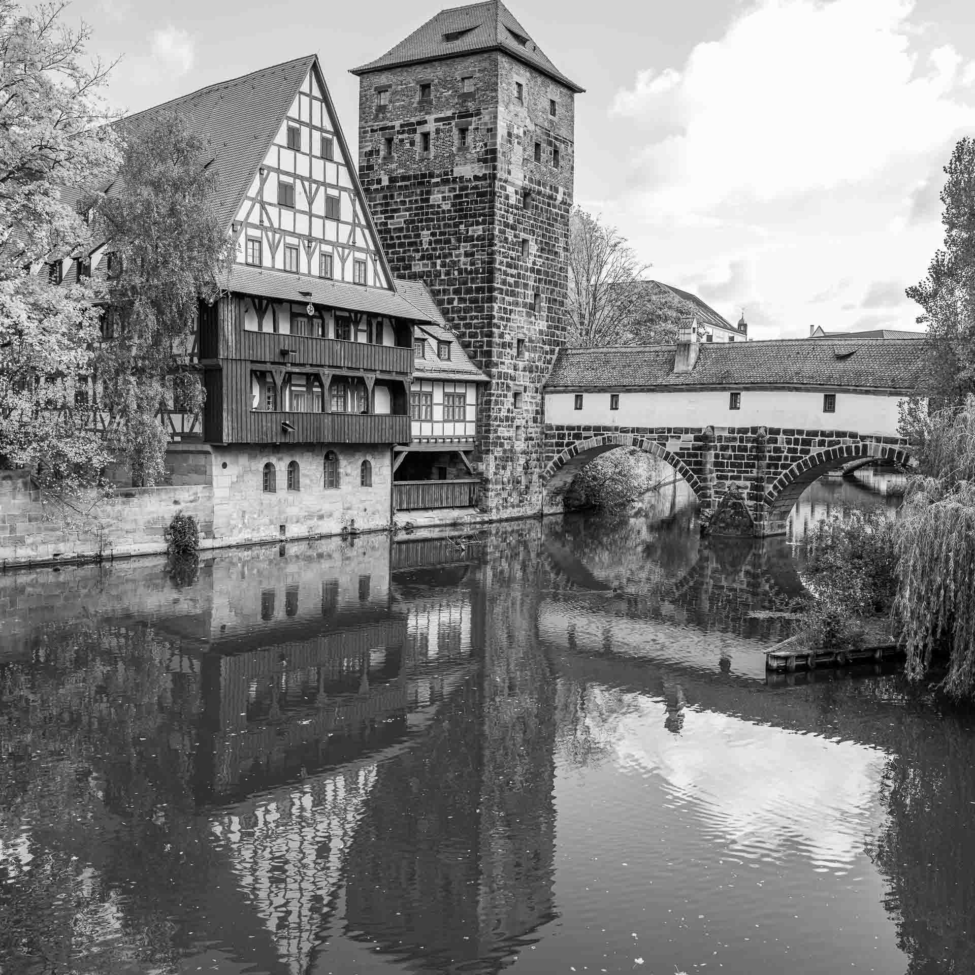 Der Weinstadel spiegelt sich in der Pegnitz. Foto ist quadratisch