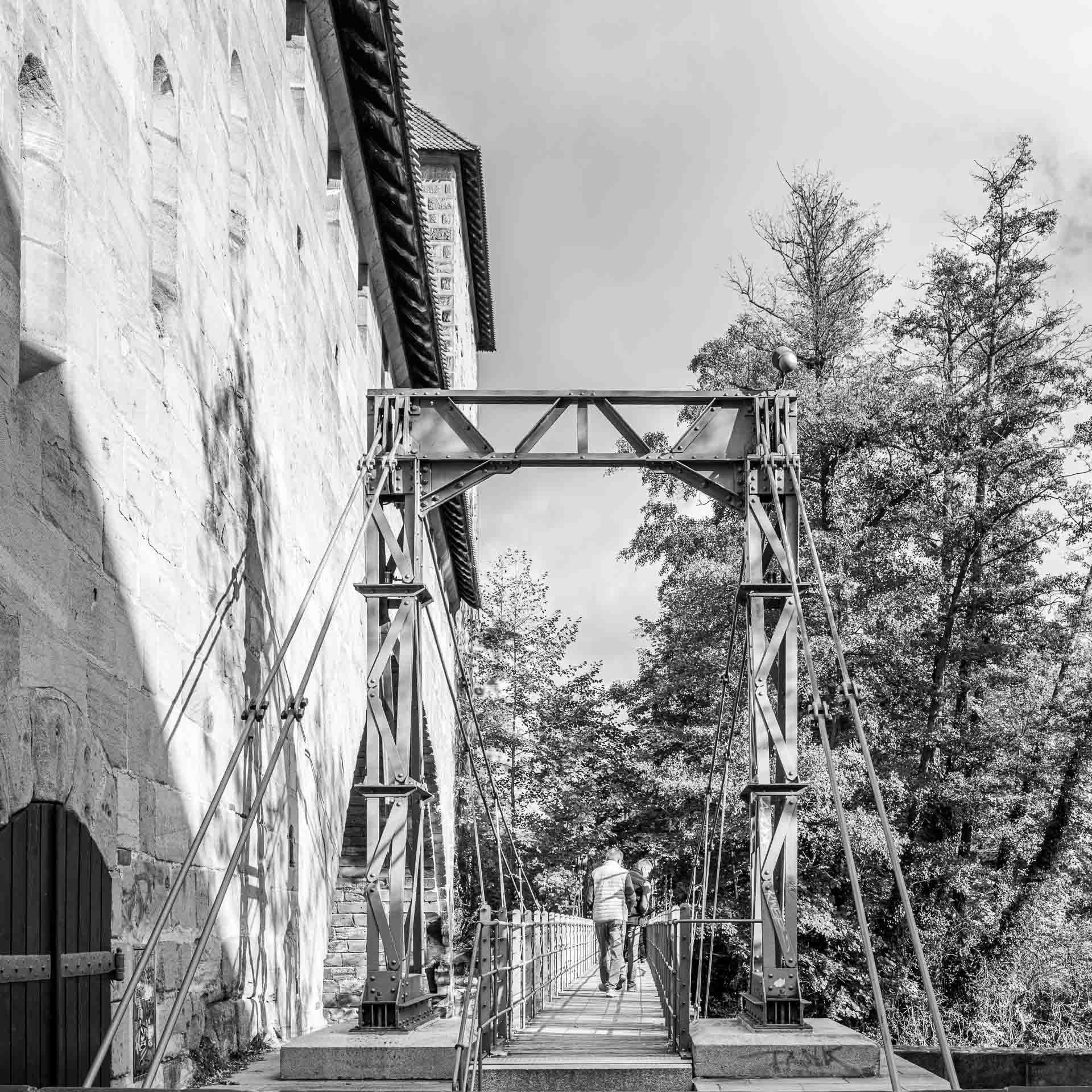 Blick auf den Kettensteg mit Fußgängern. 