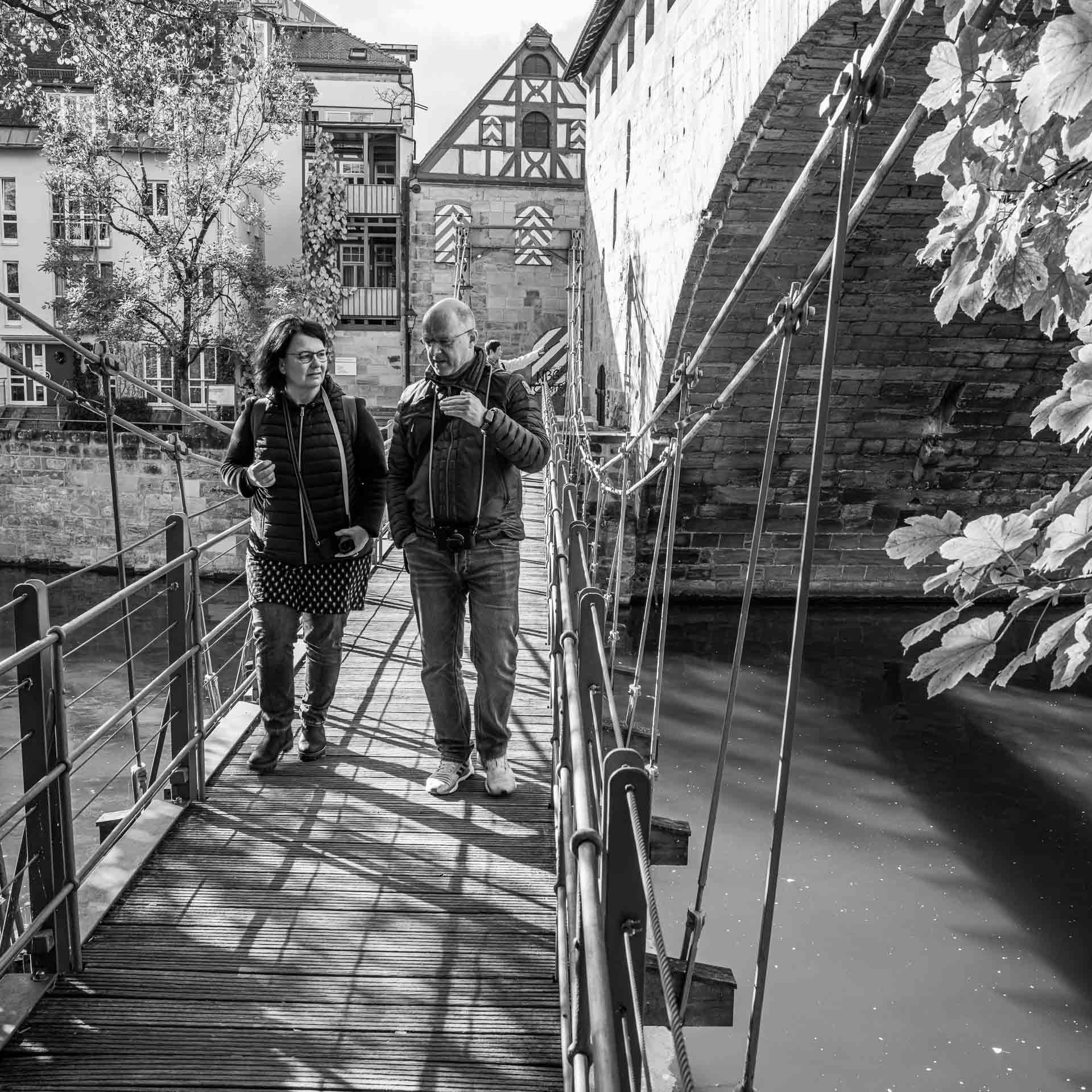 Claudia und Michel im fotografischen smalltalk auf der Kettenbrückee