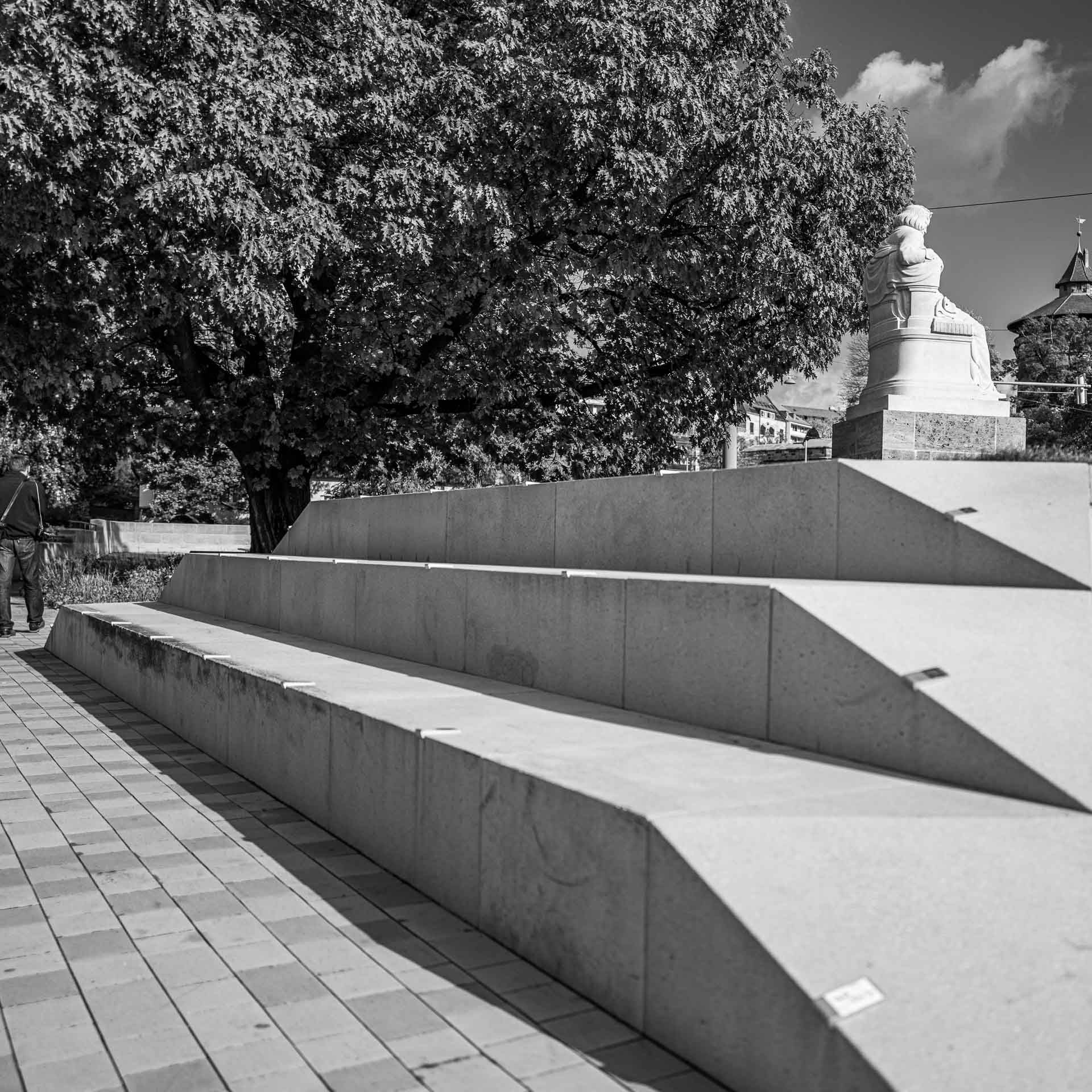 Licht und Schatten auf den Stufen hinter der Ludwig van Beethoven-Skulptur