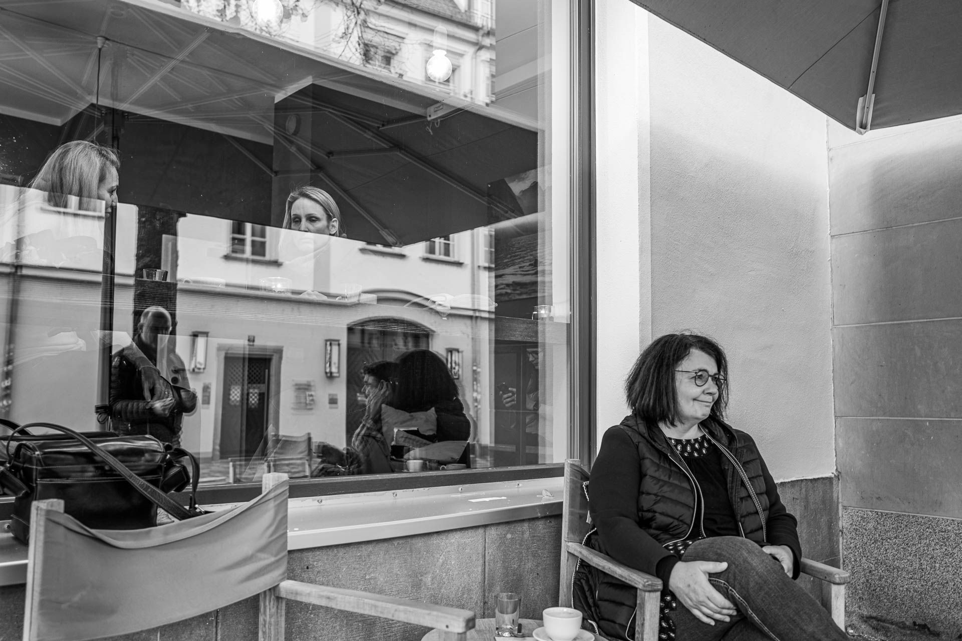 Kaffeepause vor der Rösterei mit Spiegelung