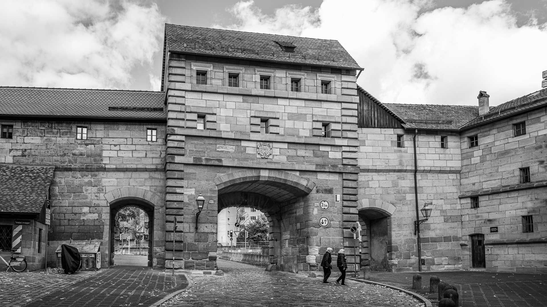 vor dem Neutor in Nürnberg