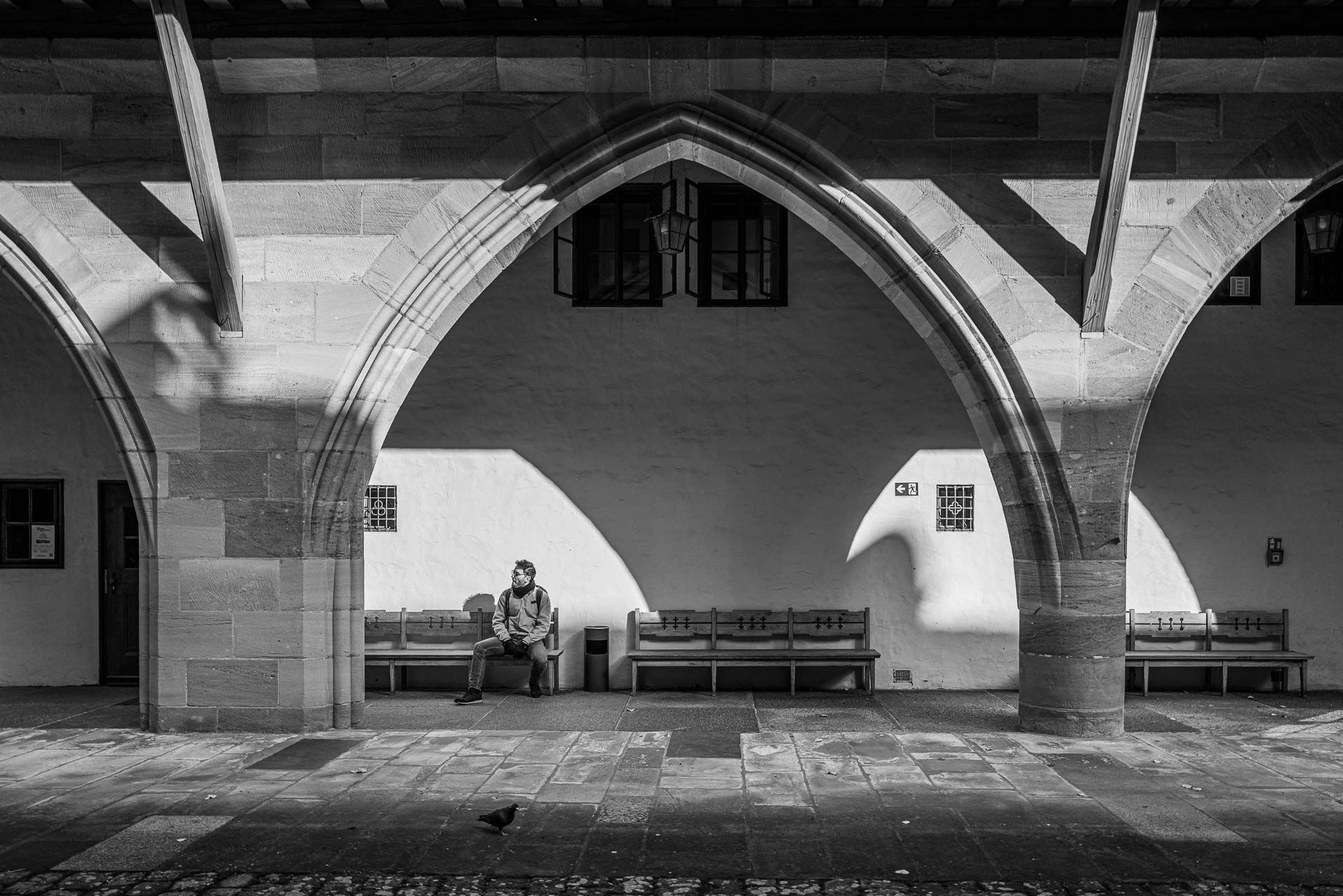 in der Ruhe liegt die Kraft. Tourguide Jörg modelt sitzend in den Arkaden im Licht der Sonne