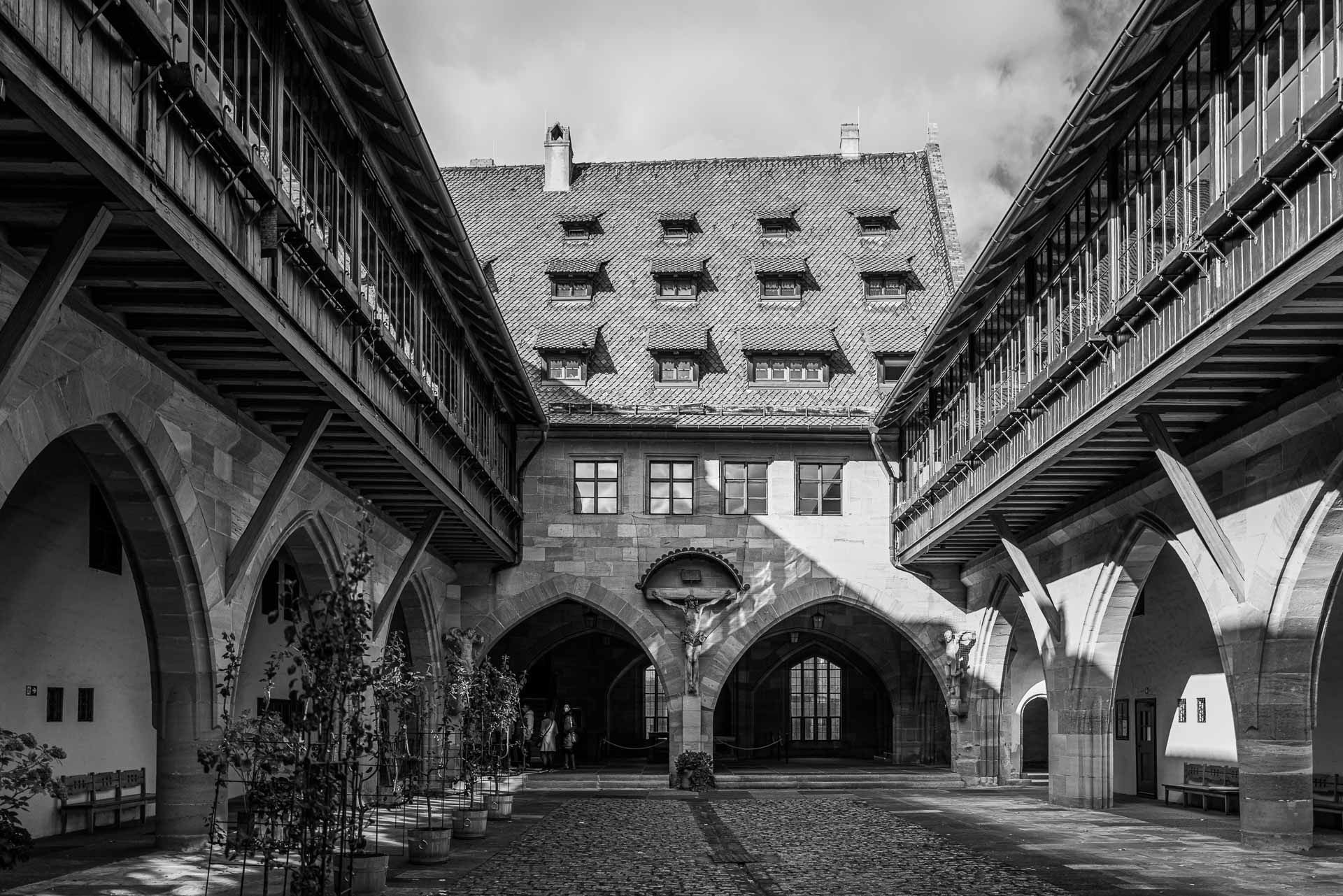 Im Innenhof des Heilig Geist Spitals. Licht und Schatten betonen die Architektur