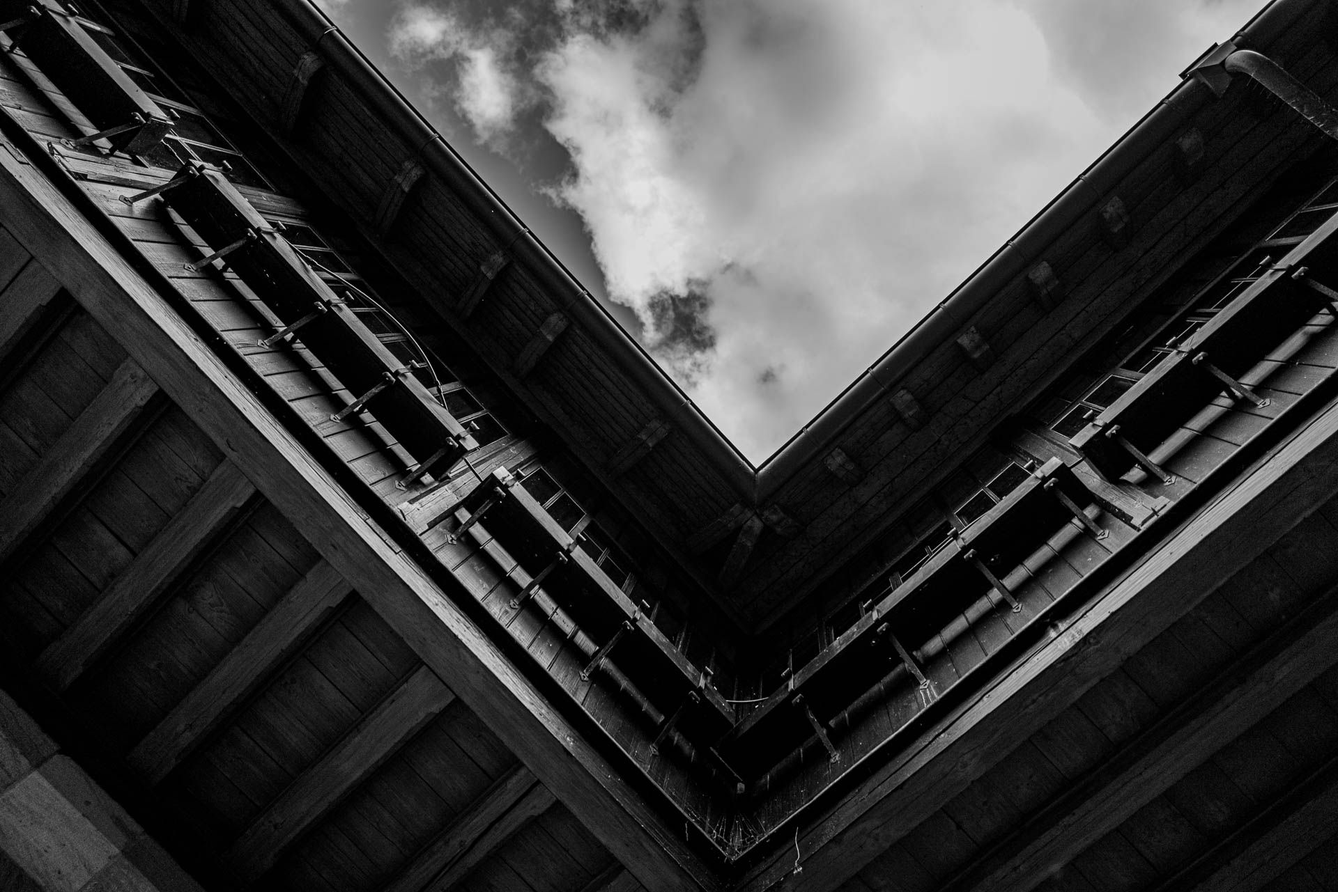 Ein Blick über die Balkonbrüstung nach oben