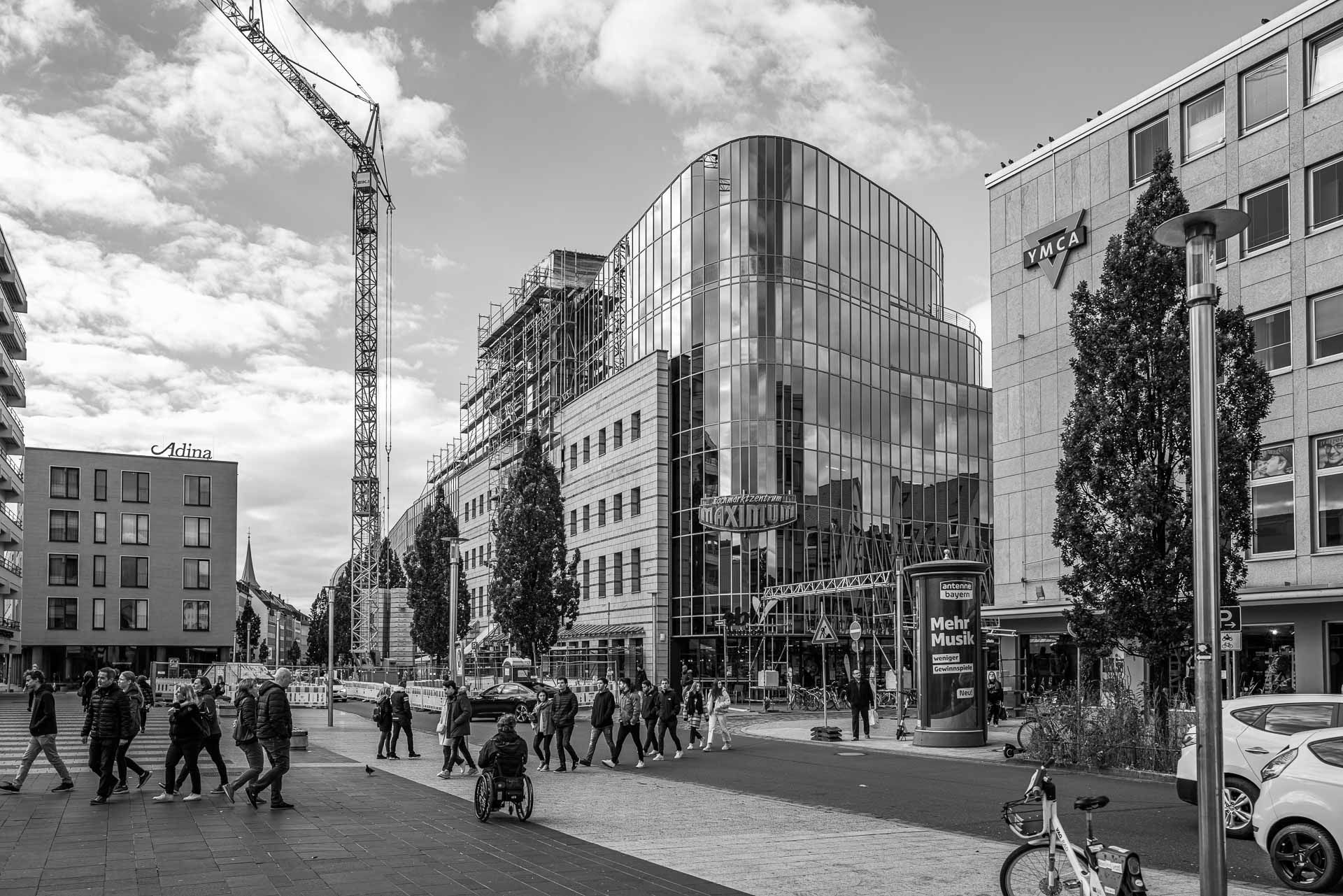 Moderne Spiegelfassade hinter dem Fußgängerbereich