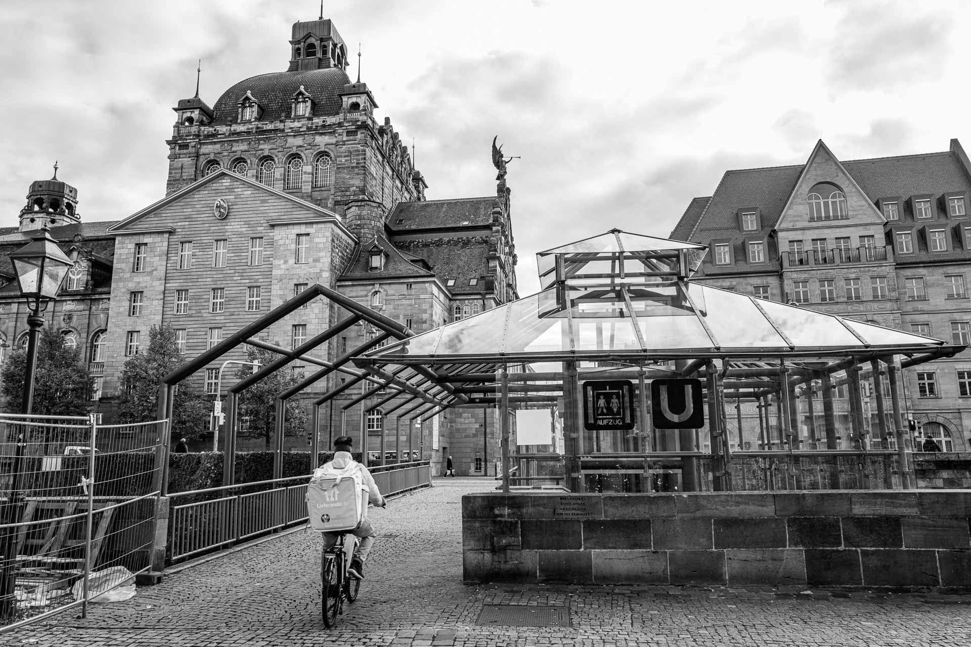 Fahrradkurier neben dem Zugang zur U-Bahn-Station